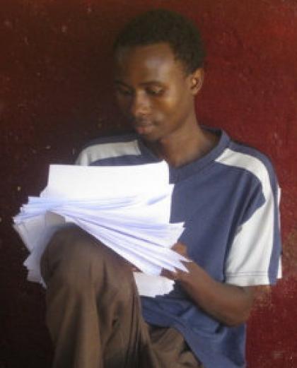 Thierno ve škole Salim při evidenci materiálů od dětí